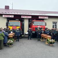 Місто на Тернопільщині прощається з двома загиблими у ДТП рятувальниками (фото)