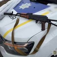 У селі Буцнів поліція затримала трьох чоловіків за стрілянину з авто