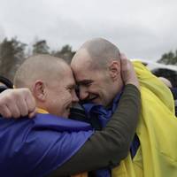 Мріяли про рідних та Україну: показали перші кадри звільнених українських воїнів