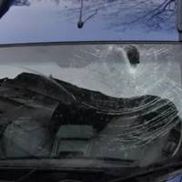 У центрі Тернополя брила льоду впала на припарковане авто