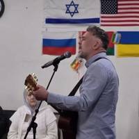 Тернополянин заспівав пісню про маму на фоні російського прапора