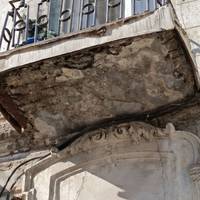 Небезпека в центрі Тернополя: балкони обсипаються на припарковані автівки