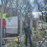 У центрі Тернополя оновлюють банери на честь загиблих воїнів