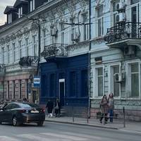 Темний фасад на Руській, 27: у міській раді заявляють, що жодних дозволів не видавали