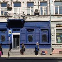 Синій фасад на вулиці Руській у Тернополі: муніципальна інспекція оформила перший адмінпротокол