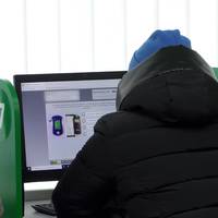 Шпигунську камеру в ґудзику за 1500 доларів застосував чоловік у Тернополі під час складання іспиту ПДР