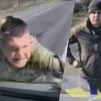 Водій провіз працівника ТЦК на капоті своєї машини. Відео