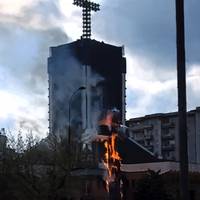 Хрест, який має особливе символічне значення, загорівся у Польщі у Страсну п’ятницю