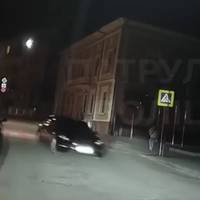 У Тернополі 22-річна водійка Tesla рухалася без увімкненого світла та їхала проти напрямку руху