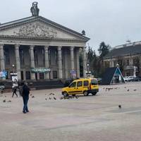 Проїзд автомобіля через головний майдан Тернополя викликав обурення в мережі: у поліції прокоментували ситуацію
