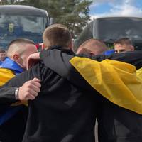 Перші кадри 73-го обміну: Вдалося повернути з полону хлопців 2000-х років народження, а також Захисників із пораненнями