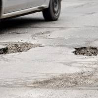 «Дорогою це назвати складно»: у мережі показали зруйновану трасу на Тернопільщині (відео)