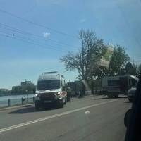 Мотоцикліст та швидка зіткнулися на дамбі в Тернополі: що відомо