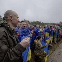 «Я вдома, в Україні»: перші дзвінки звільнених воїнів рідним зворушили мережу
