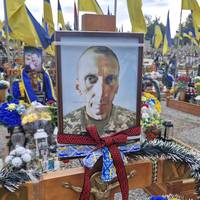 «Він залишився без рідних — тож ми прийшли вшанувати його пам’ять»: у День вишиванки волонтери вшанували Героїв