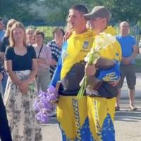 Надзвичайно зворушлива зустріч двох братів-Героїв, які повернулися з полону, у Настасові на Тернопільщині