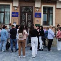 Пікет у Тернополі: вчителі школи №22 оскаржують результати конкурсу на директора