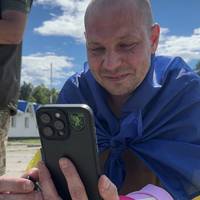 «Я тебе не впізнав»: звільнений з полону прикордонник вперше за довгий час бачить свого сина