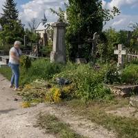 У Тернополі жінка викинула сміття на чужу могилу, стверджують користувачі соцмереж