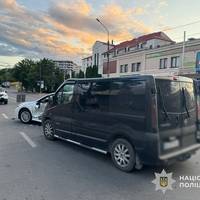Аварія на Шептицького в Тернополі: Toyota зіткнулася з мінівеном, що перевозив дітей