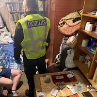 У Бережанах затримали 28-річного чоловіка за підозрою у збуті наркотиків: вилучили канабіс, амфетамін та докази