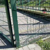 Не минуло й багато часу: щойно відремонтований майданчик ліцею вже понівечили