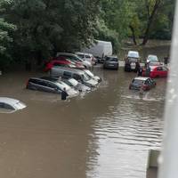 Потужна злива наробила лиха в Тернополі: воду відкачують на кількох вулицях, містян просять не виїжджати без потреби
