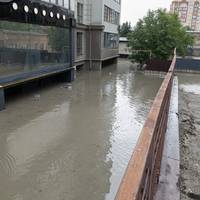 Тернопіль оговтується після потопу: воду досі відкачують із будинків, а вулиці Софії Стадникової, Оболоня та Галицька очищають від намулу й сміття