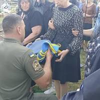 Трагедія, що розриває серце: поки громада зустрічала полеглого воїна, помер його батько