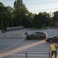 У мережі показали відео: біля Тернопільської ОДА 18-річна дівчина вилетіла на капот авто