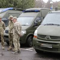 Травми голови та кінцівок отримав чоловік, який вистрибнув з авто ТЦК у Тернополі
