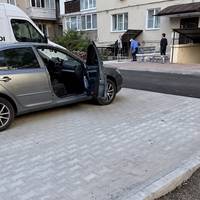 Російська музика лунає на весь двір на вулиці Медовій, 3