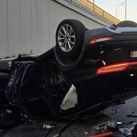 Шокуючі кадри з Гаївського мосту: авто після ДТП опинилося догори колесами