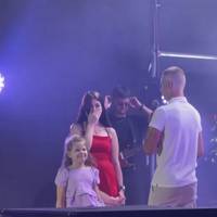 Сказала «ТАК» під оплески: романтичне освідчення просто на сцені