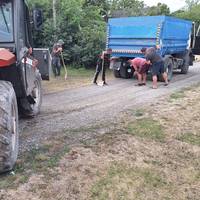 У селі на Тернопільщині місцеві жителі самотужки ремонтують дорогу