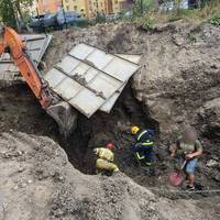 Відео з вулиці Коновальця, де під час земляних робіт засипало двох людей