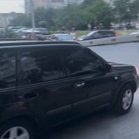 Збили шлагбаум: що відбувалося на Курбаса — відео з місця
