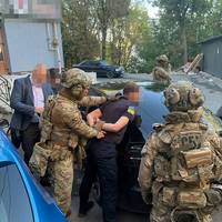 Митнику, якого підозрюють у хабарі $5 тисяч, призначили заставу майже 67 тисяч гривень