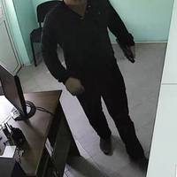 Працівники Чортківського відділу поліції просять допомогти встановити особу невідомого, якого підозрюють у шахрайстві.