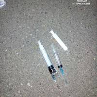 Тернопільські полісмени виявили наркотики та шприци