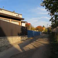 Незаконно збудовані паркани руйнують ворота тернополянки