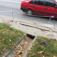 Біля Універсаму частково залатали провалля