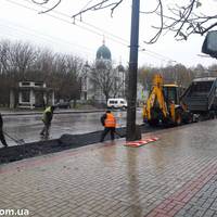 Попри дощ, холод і святу неділю, ремонт зупинки на вул. Бережанській йде повним ходом