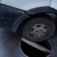 Як тернопільські люки ловлять автомобілі в пастку