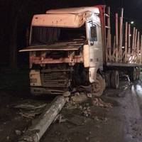 На перехресті Злуки вантажівка врізалася в електроопору
