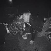 Танці, поцілунки і алкоголь: Компанія 15-річних дівчат влаштувала вечірку на надгробках