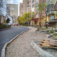 На вулиці Крушельницької ремонтують двір