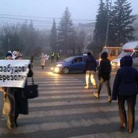 В знак протесту проти забудови Березолю активісти перекрили дорогу біля Маяка