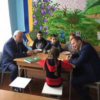 Степан Кубів і Степан Барна їли у шкільній їдальні на швидкість (ФОТО)