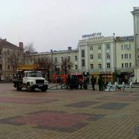 Свято наближається: вічнозелену красуню вже монтують перед драмтеатром